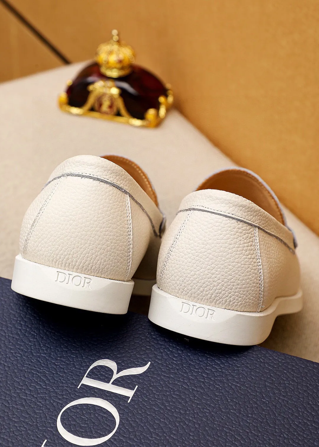Men's shoes 💰460 💐 Product trademark: Dior "Dior" casual leather shoes Regular size: 38-44 (45.46.47🉑️customized) Product materials: Selected first-layer lychee calfskin upper imported from Italy, imported water-dyed 🐂 cowhide lining. Strong three-dimensional visual effect, rubber outsole Color: 3⃣️colors available